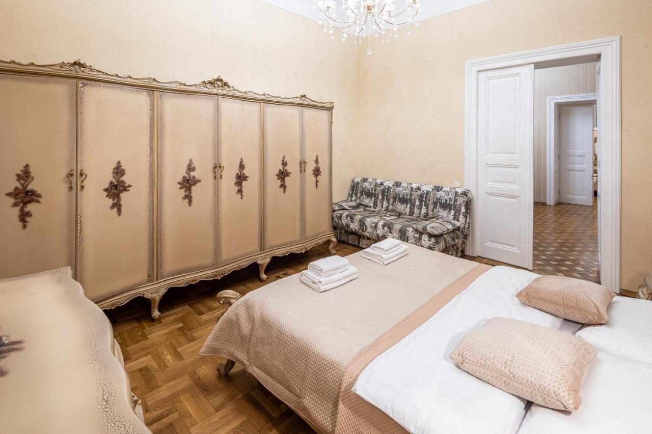 3 Bedrooms Royal Italian Style In An Austrian Building, Parking, Balcony Лвив Екстериор снимка